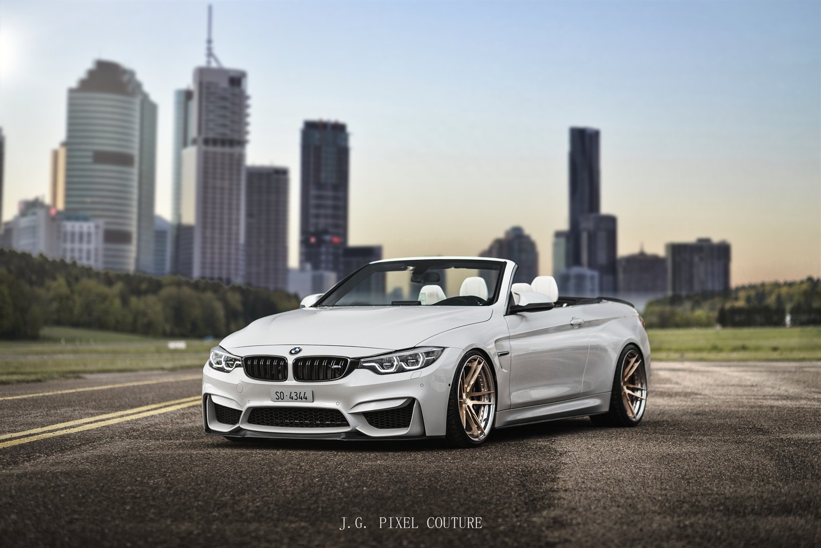 BMW M4 F83 Cabrio mit WL Forged Felgen vor einer Stadtkulisse