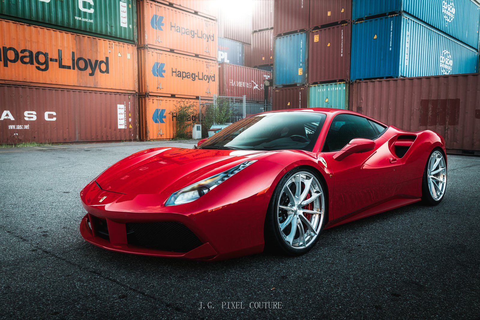 Roter Ferrari 488 GTB mit Weightless Forged Felgen vor Frachtcontainern