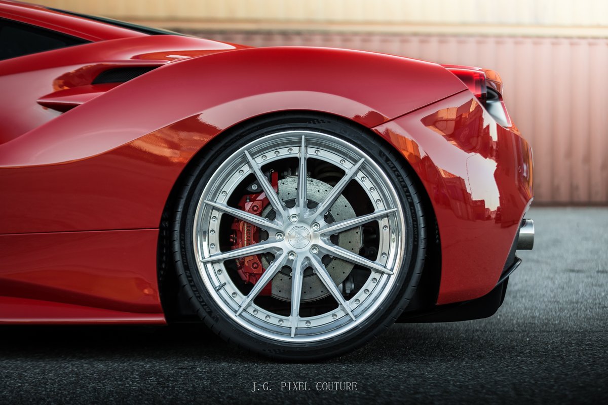 Silberne Weightless Forged Felge am roten Ferrari 488 GTB im Detail