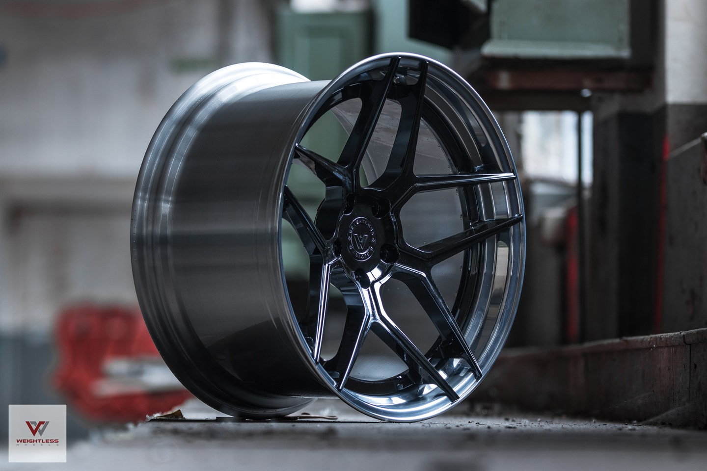 Dunkle WL Forged 1.1 Schmiedefelge mit sichtbaren Speichen und Felgenbett