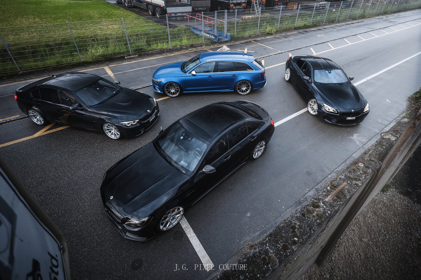 Vier Fahrzeuge mit unterschiedlichen Felgendesigns, aus erhöhter Perspektive fotografiert
